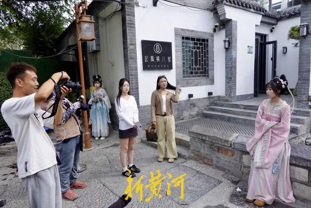中秋假期后旅游热度不减，济南起凤桥街游客排队打卡