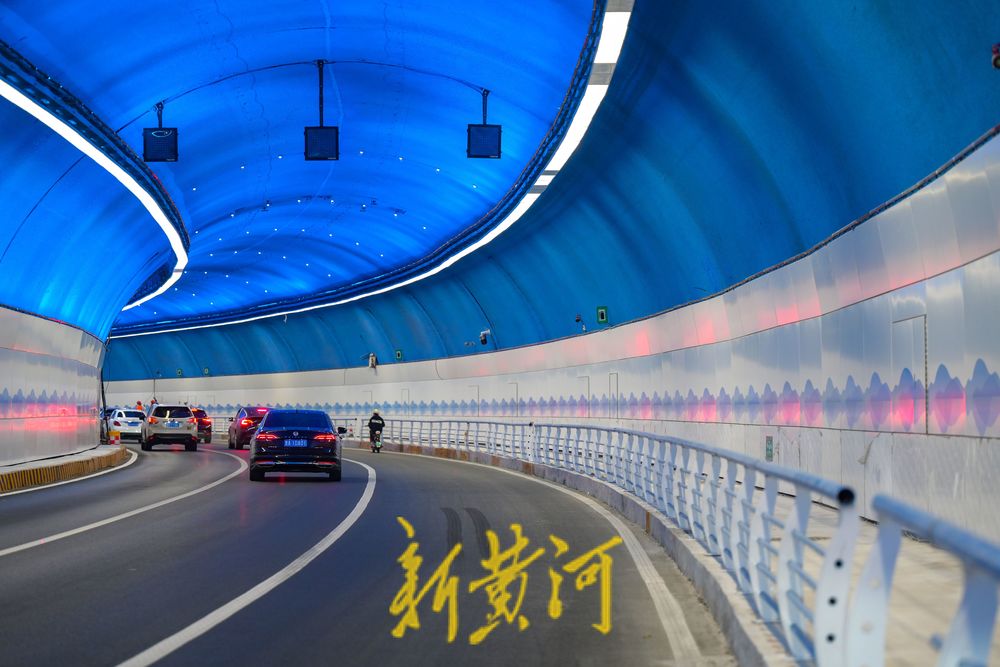 “星空隧道”现身济南旅游路