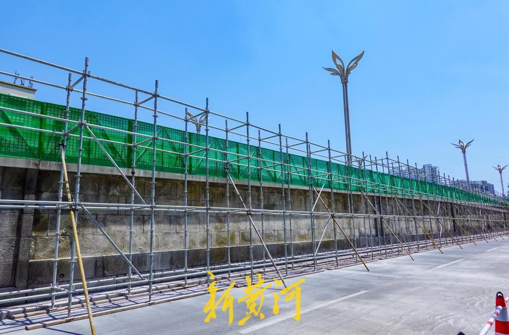 济南纬二路跨铁路天桥原路面清除 护栏分段拆除更换