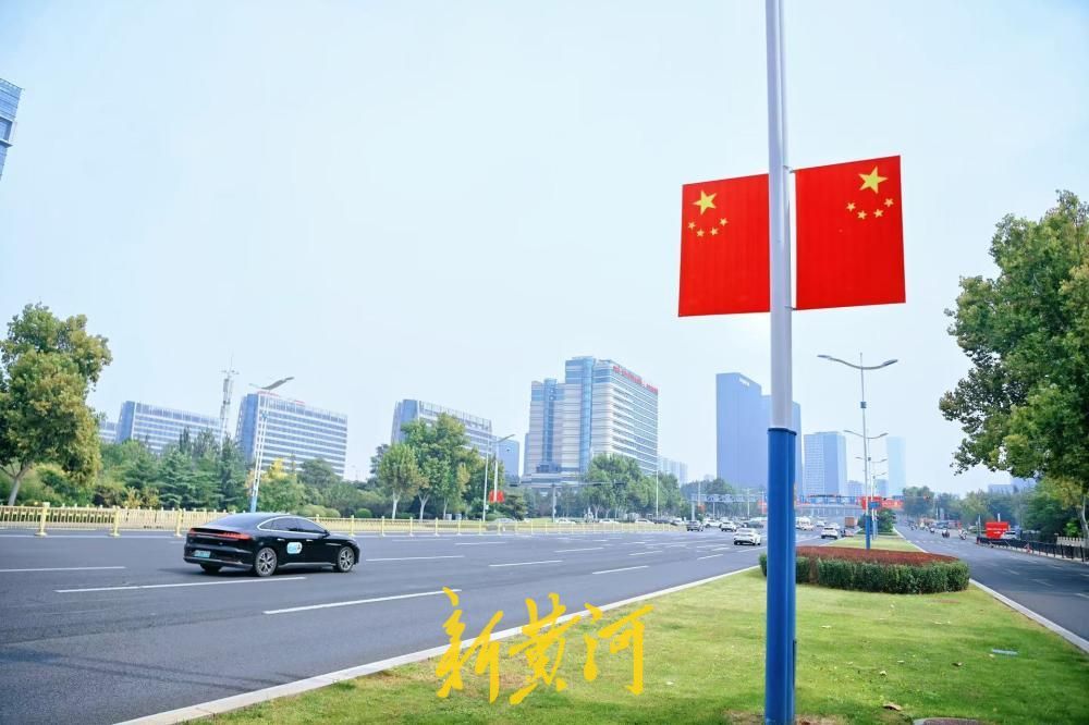 “中国红”扮靓经十路，泉城盛装迎国庆
