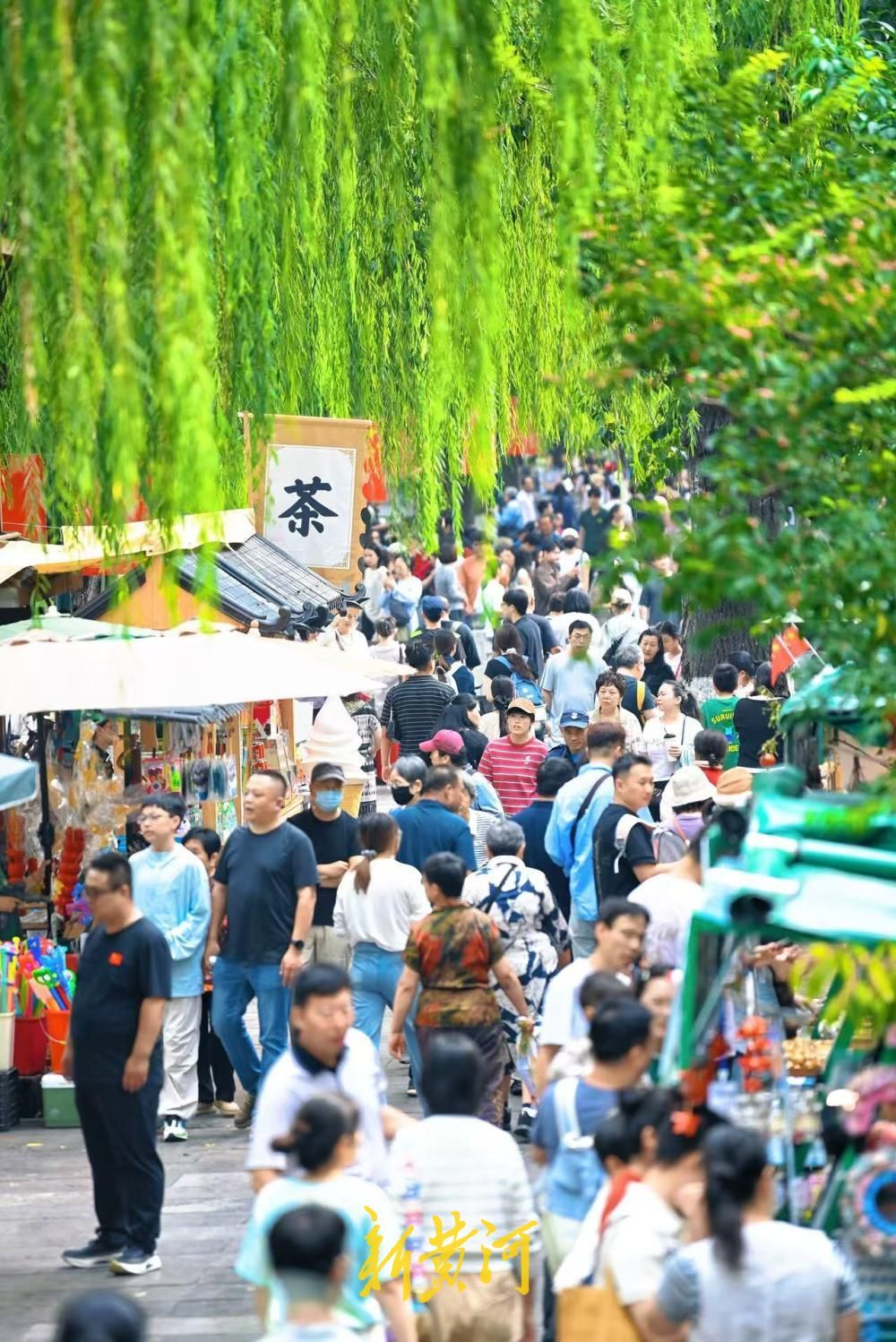 济南环城公园泉水市集点亮泉畔中秋