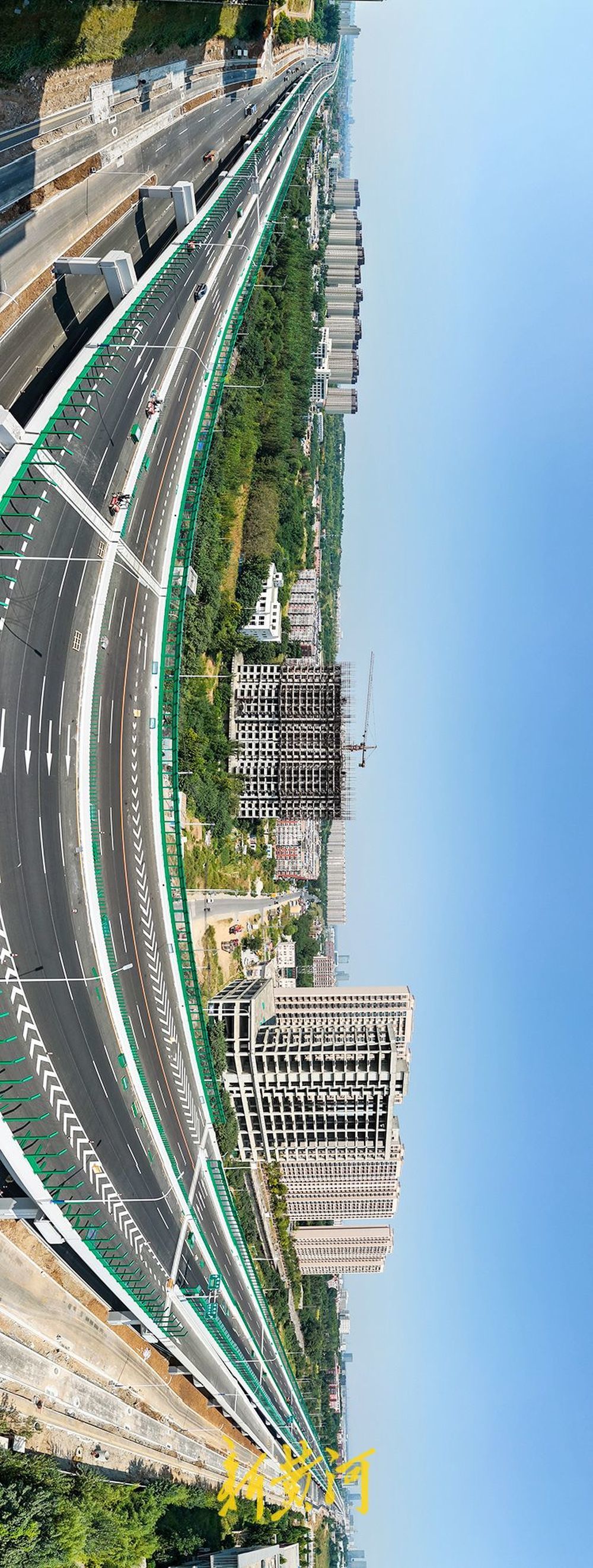 济南工业北路快速路东延初具规模，数公里双向快车道沥青铺设完成