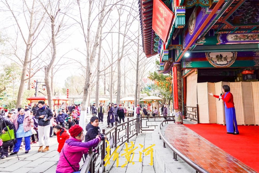 春节余韵绕趵突 白雪楼前戏韵浓