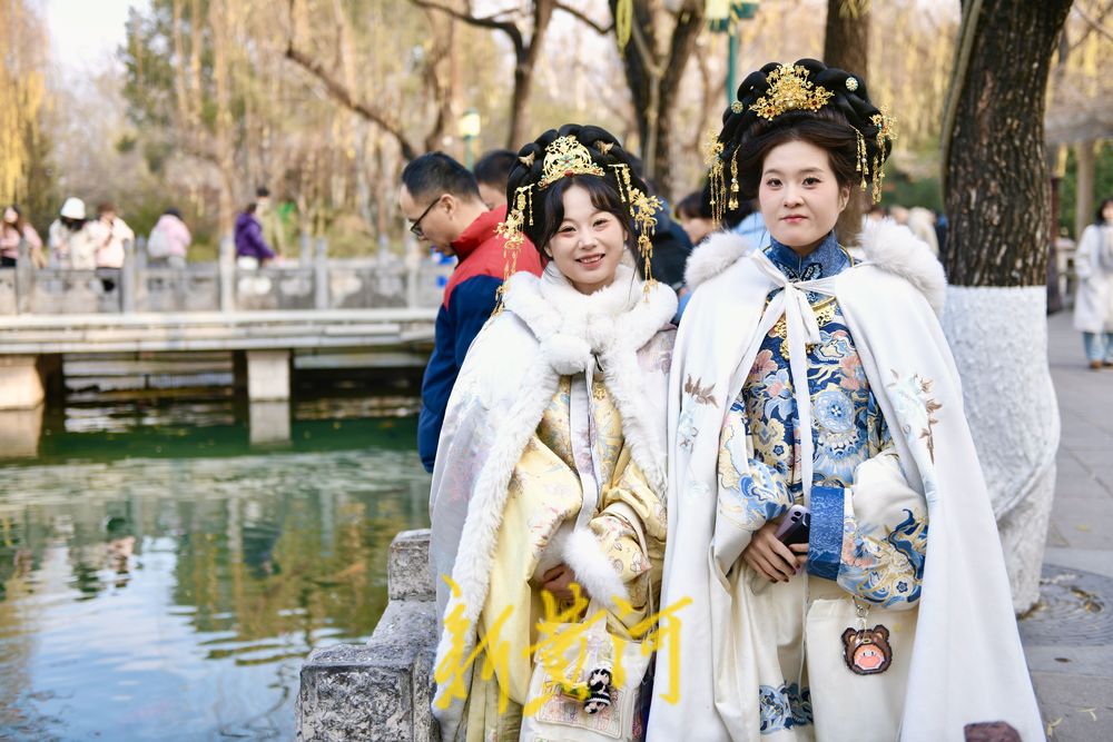 泉城冬韵邂逅华服之美 泉畔兴起明制古装打卡热
