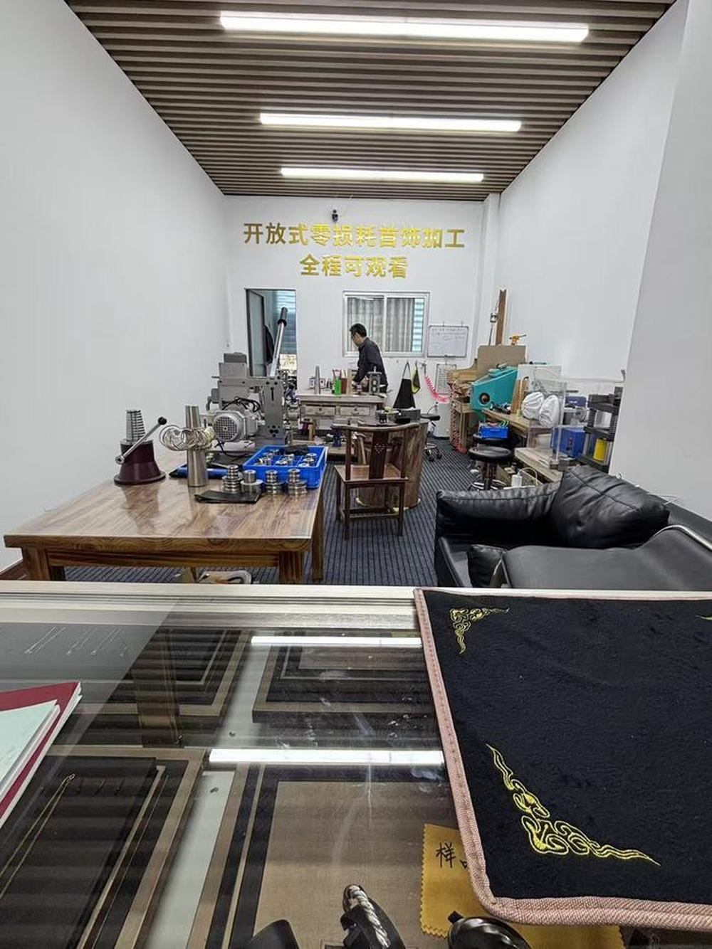 金价连日大跌，实探济南线下金店：有品牌店降至每克千元左右，打金店按大盘价加工