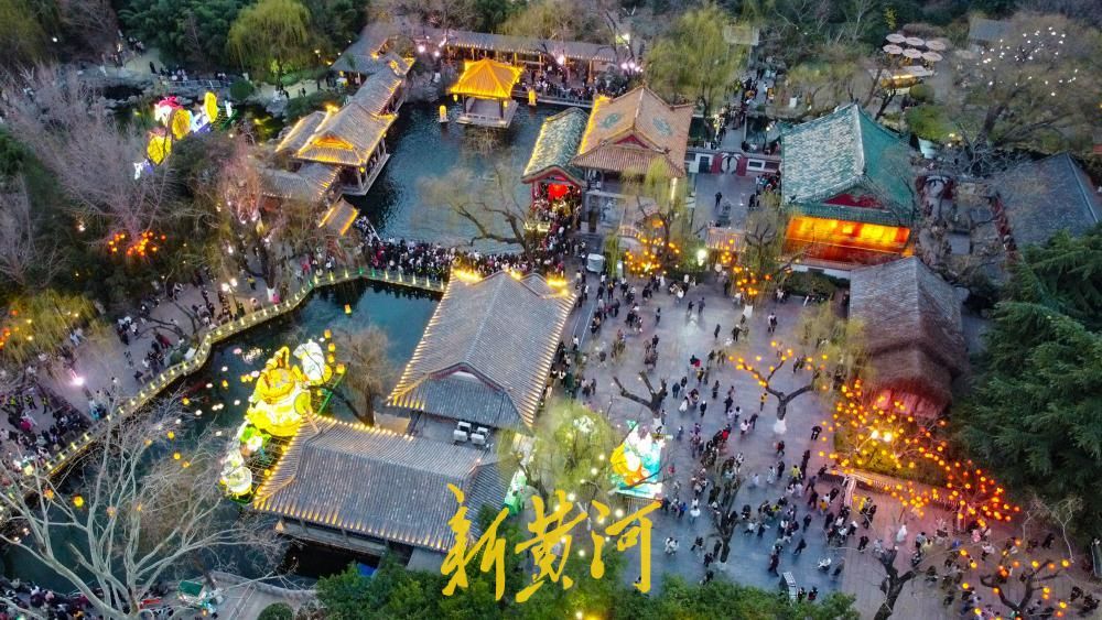 迎春花灯会迎来赏灯高峰，传统灯艺与名士文化交融，点亮泉城夜空