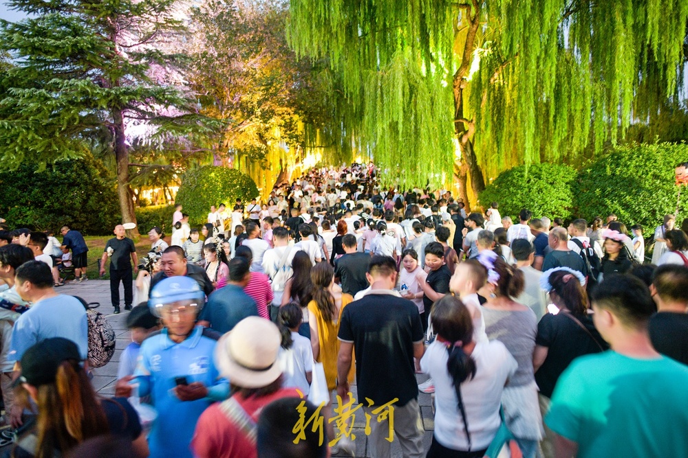 走红两年来，济南超然楼亮灯打卡持续火爆 