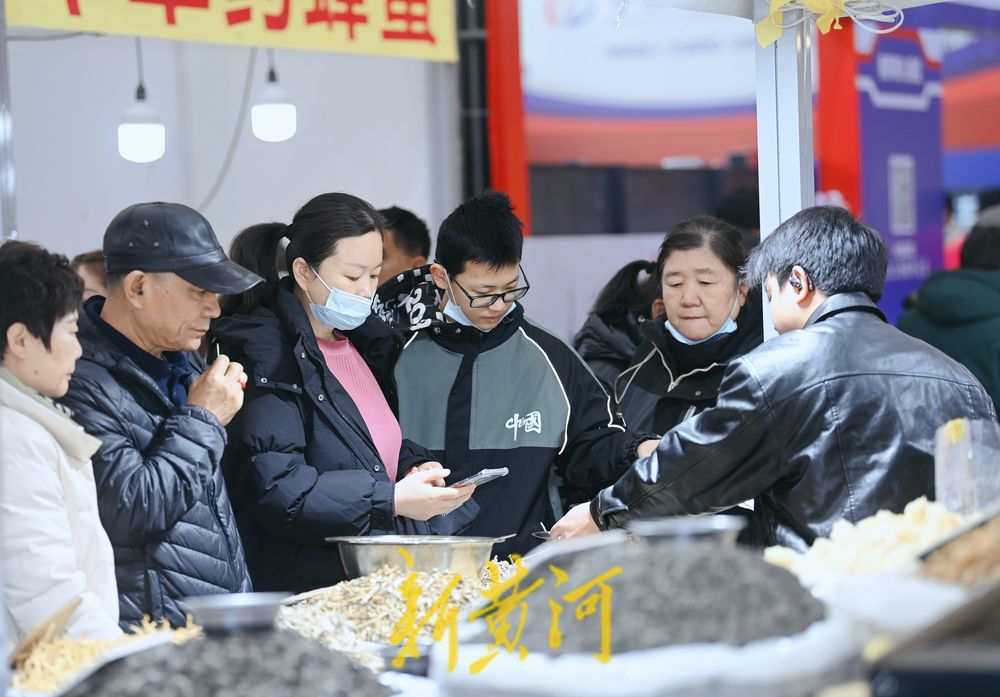 舜耕年货会上年味浓 市民热热闹闹买年货