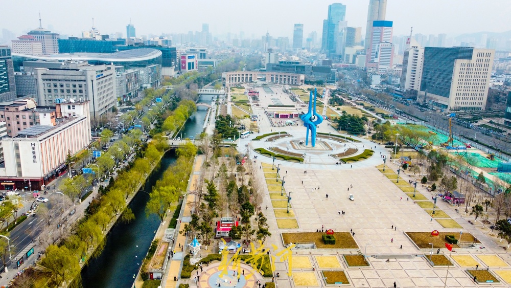 垂柳泛绿与碧水相伴，济南护城河春色渐浓