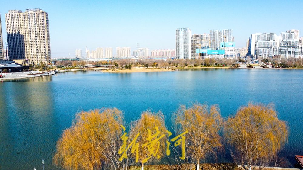 寒潮远去泉城气温回升 云锦湖一池碧水映蓝天