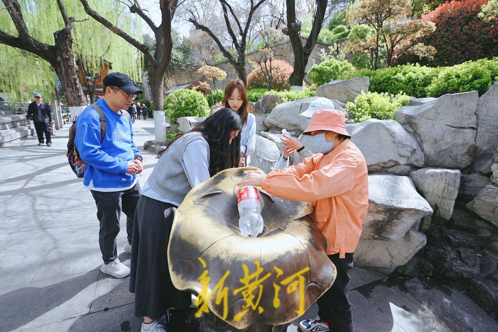 赏春新体验 护城河畔泉水直饮点市民游客络绎不绝