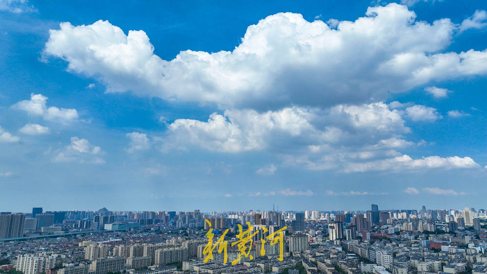 高温与蓝天白云相伴 泉城天空现“丁达尔”效应