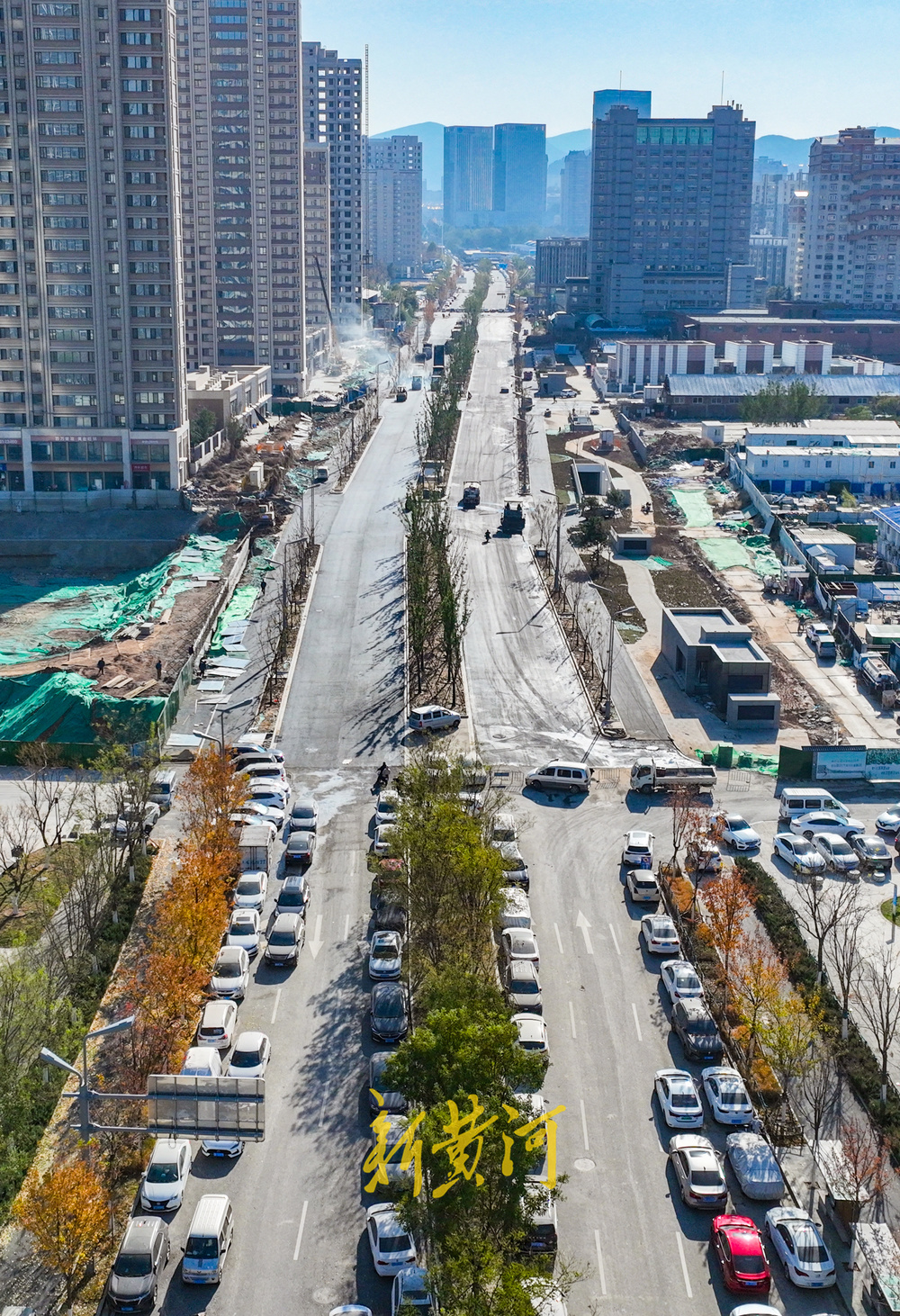 济南华阳路新建路段开铺最后一层沥青，地下“藏”有停车场