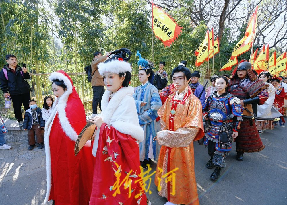 泉城千佛山上，千人汉服巡游展国风
