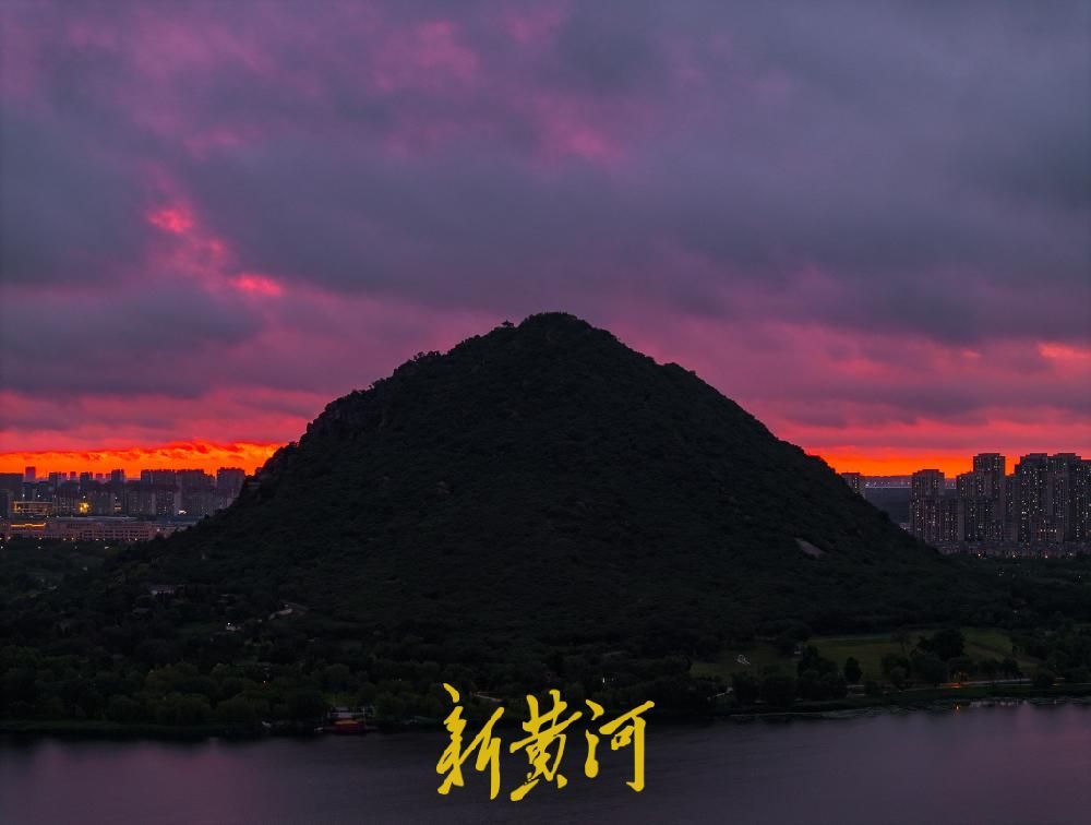 雨歇云破！济南雨后惊现“天空裂缝”，火红色霞光浸染山湖