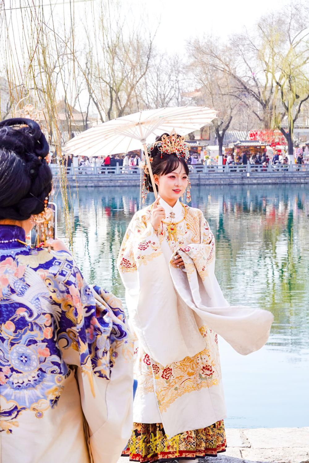 泉城新春汉服热 明代妆造体验火爆需排队