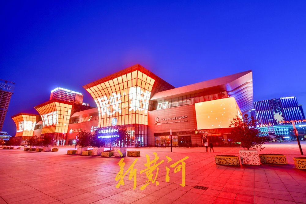 【网络中国节·春节】济南西站地标建筑点亮中国红 灯光秀感受浓浓年味