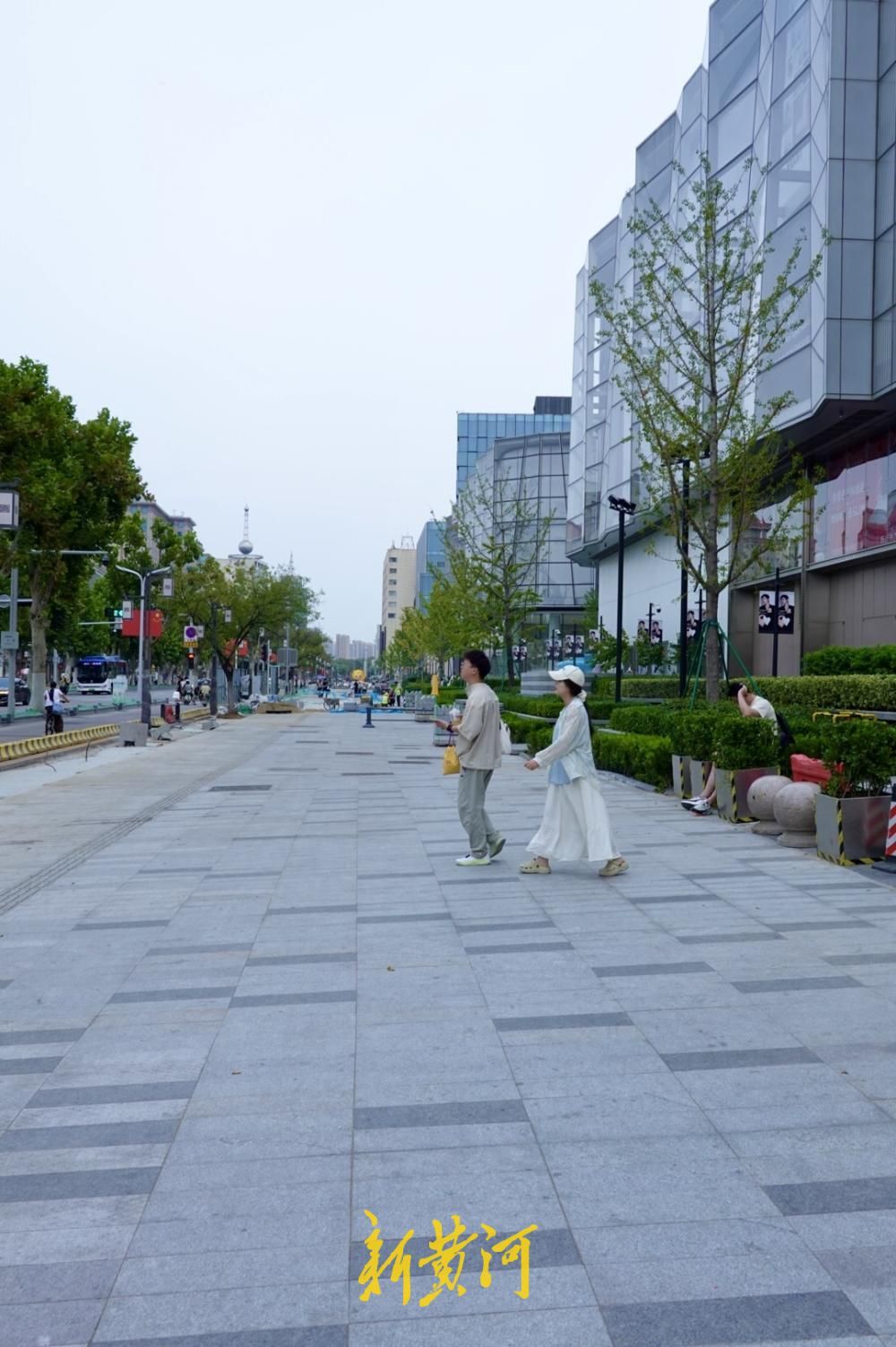 拆围挡迎国庆假期，济南泉城路人行道改造加速推进