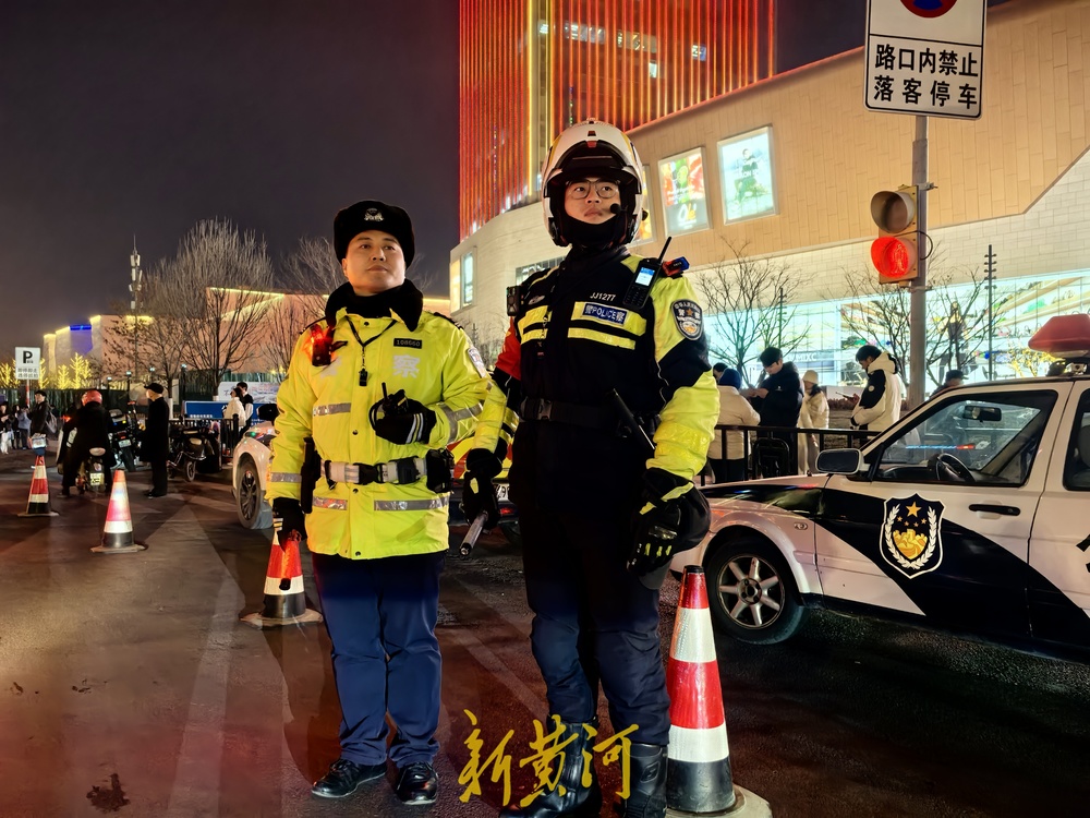 跨年夜里的“守夜人”，济南交警深夜坚守岗位