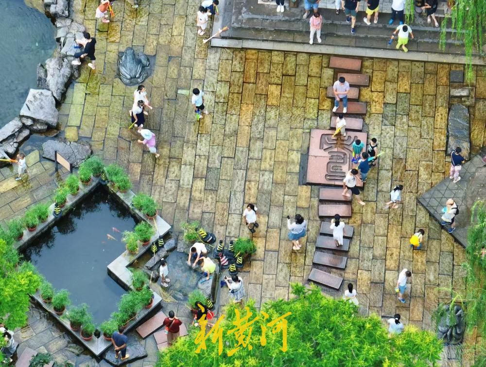 端午邂逅夏至，五龙潭青石板戏水纳凉绘泉城夏韵