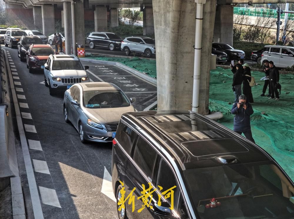 “微创手术”破解堵点，济南旅游路二环东路交叉口新增专用右转车道