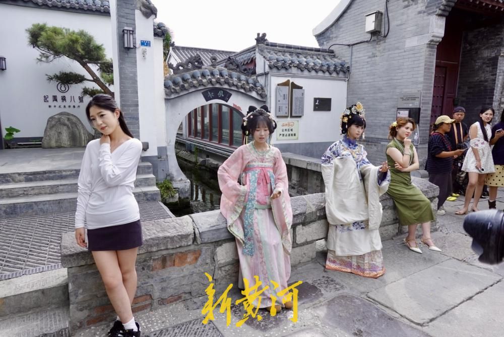 中秋假期后旅游热度不减，济南起凤桥街游客排队打卡
