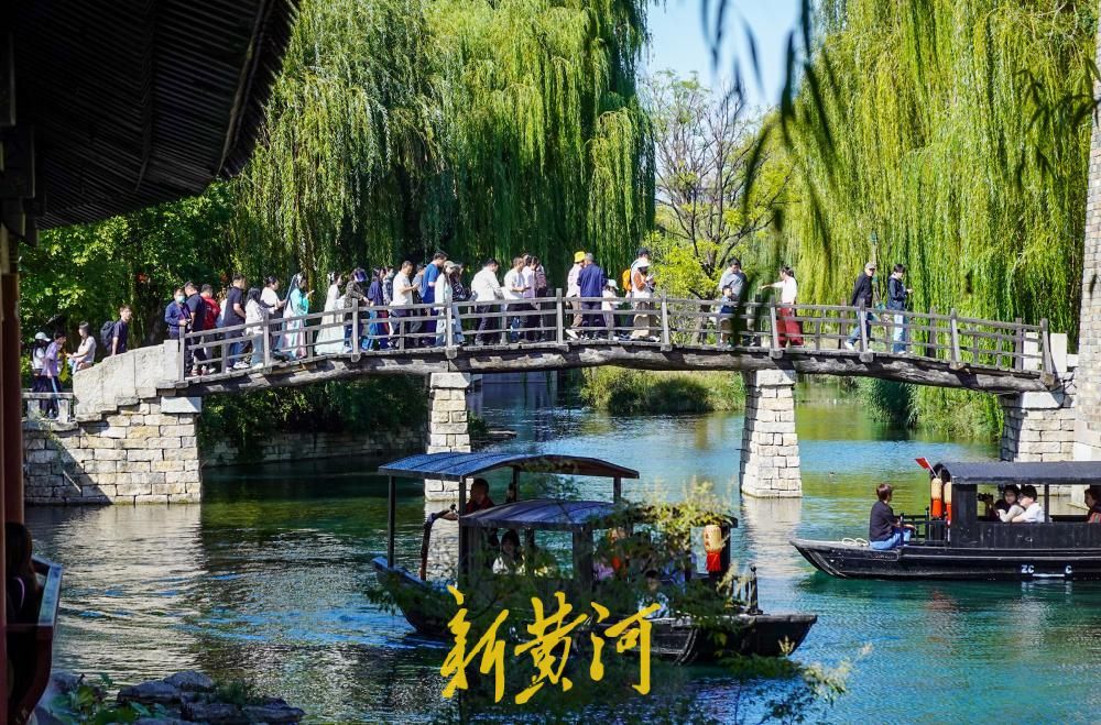 船在画中游！明水古城摇橹船成国庆假日流动风景线