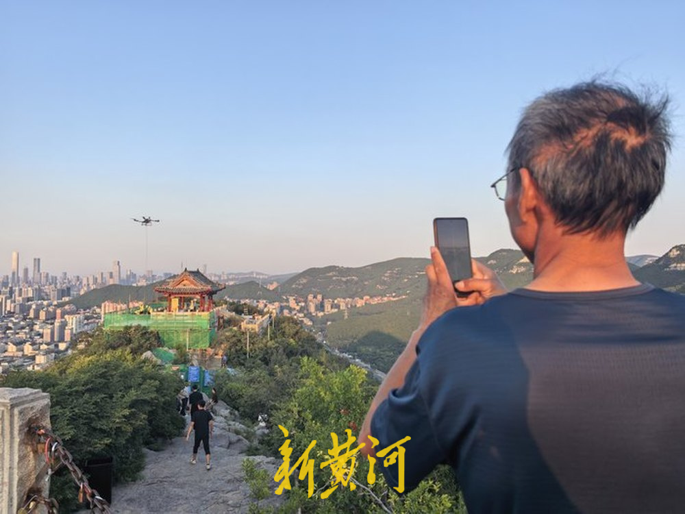 太酷了！济南千佛山修缮现场，无人机化身“空中挑山工”