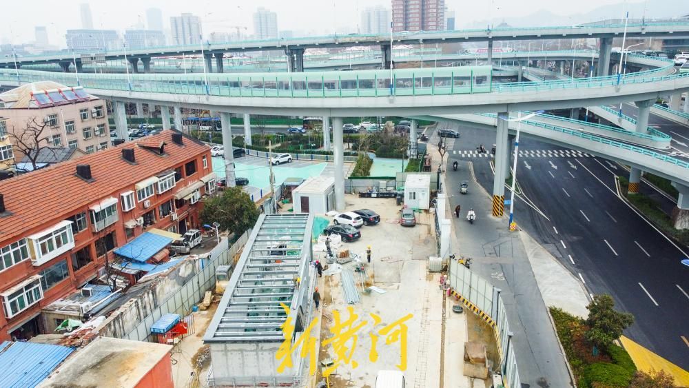 地铁4号线省体育中心站出入口初露真容，市民就医通勤更便捷