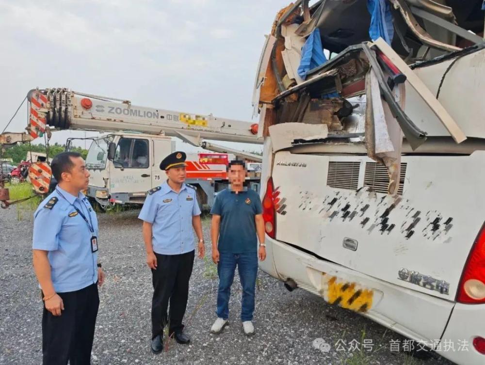 北京警方通报“研学游黑大巴侧翻”：致7名学生和2名老师受伤