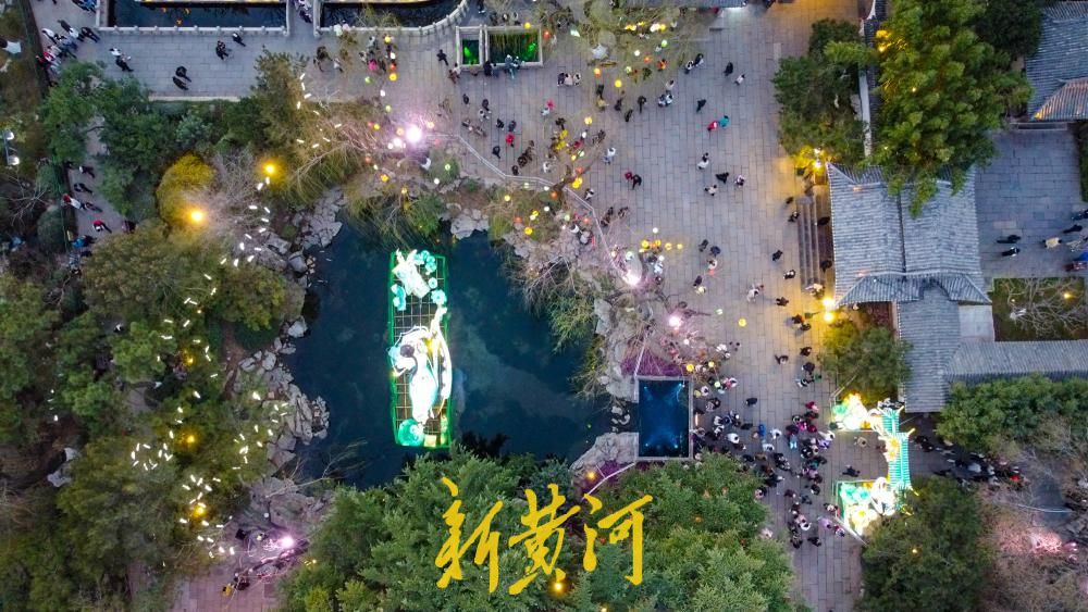 迎春花灯会迎来赏灯高峰，传统灯艺与名士文化交融，点亮泉城夜空