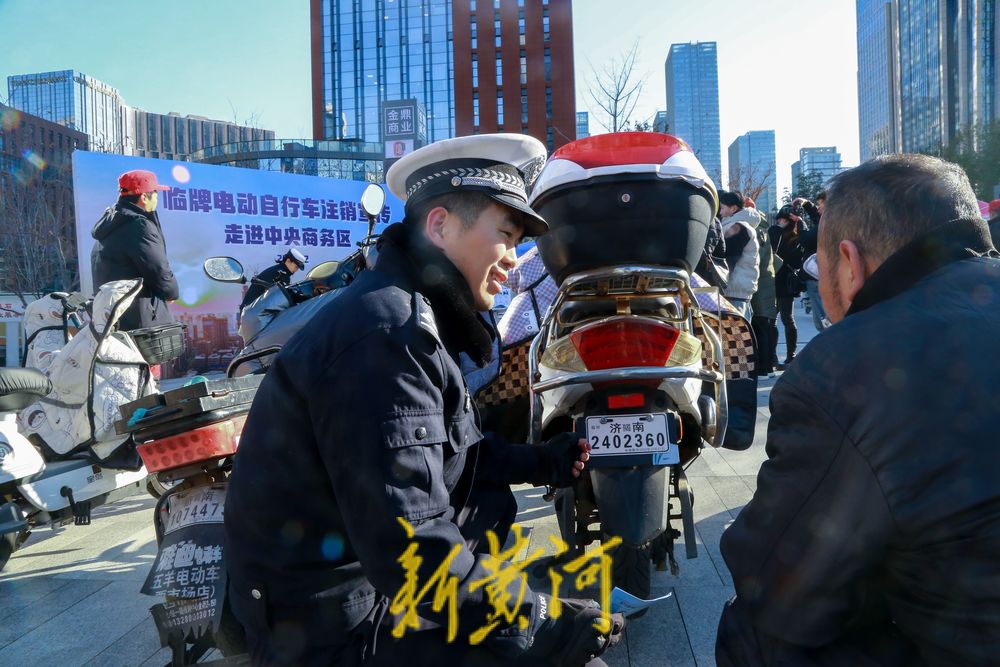 济南交警走进社区开展电动自行车“一站式”置换服务