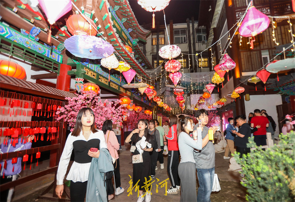 大观园五一成热门打卡地，年轻人组团寻找“老济南的味道”