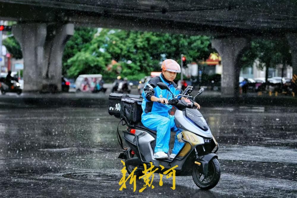 济南晚高峰遇降雨 市民骑行赶路步履匆匆