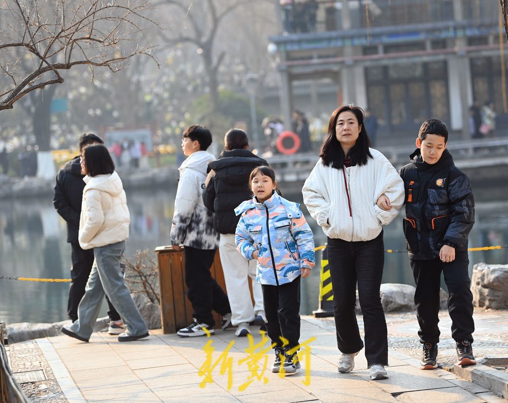 腊月暖如春，济南五龙潭游人如织欢乐多 