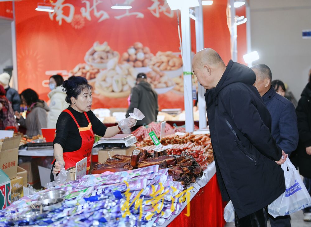 舜耕年货会上年味浓 市民热热闹闹买年货