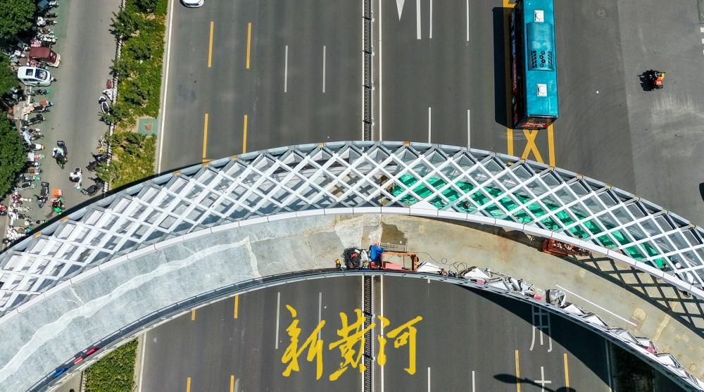 “新月”空中飞架，济南工业南路新增过街天桥初具规模