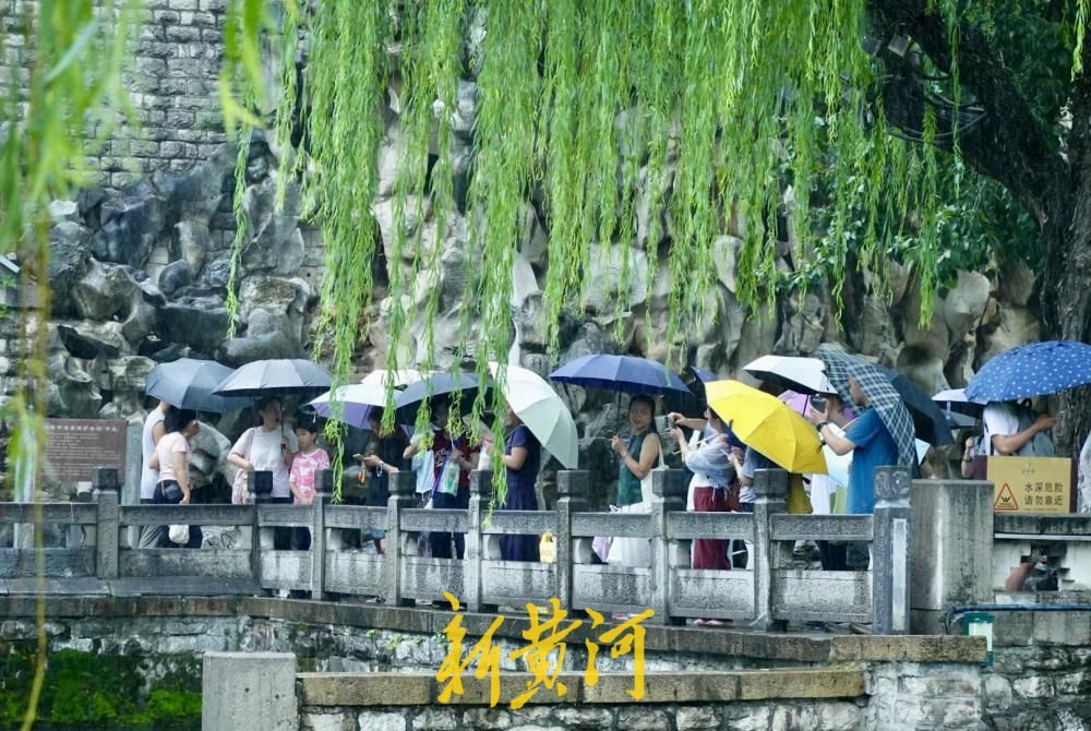外围云系来袭飘落小雨 济南护城河开闸放水预留泄洪空间