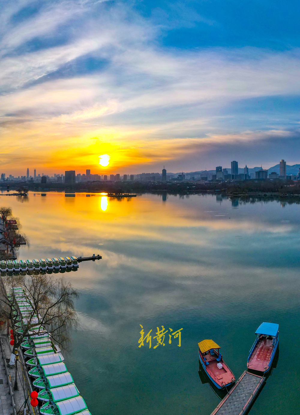 新春佳节，大明湖上演天空之镜