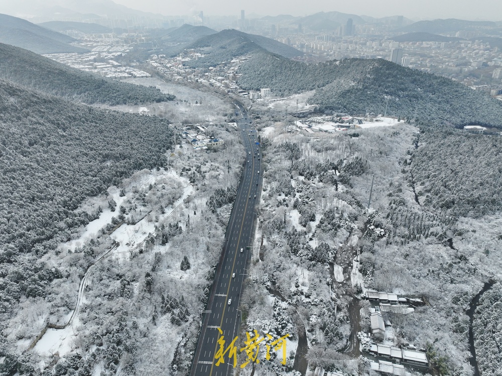 雪后千佛山银装素裹，宛如童话世界