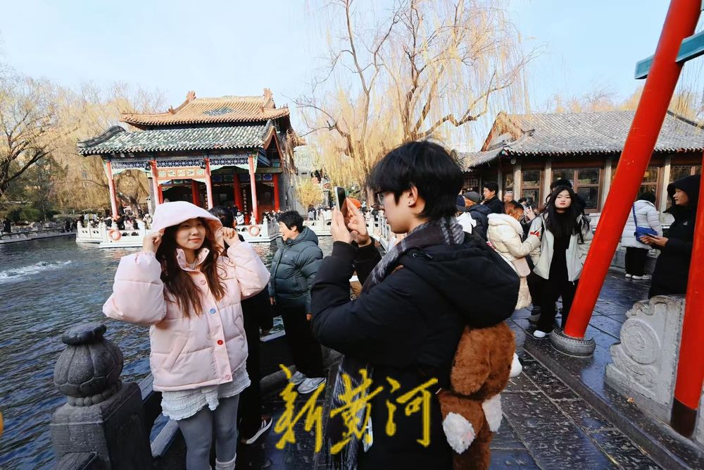 济南数九寒天暖如春 趵突腾空醉游人