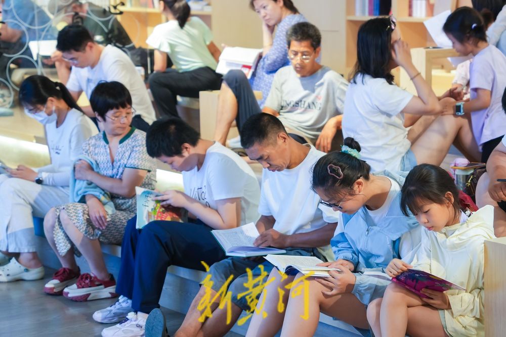 觅书香寻清凉！泉城路新华书店成热门“打卡地”