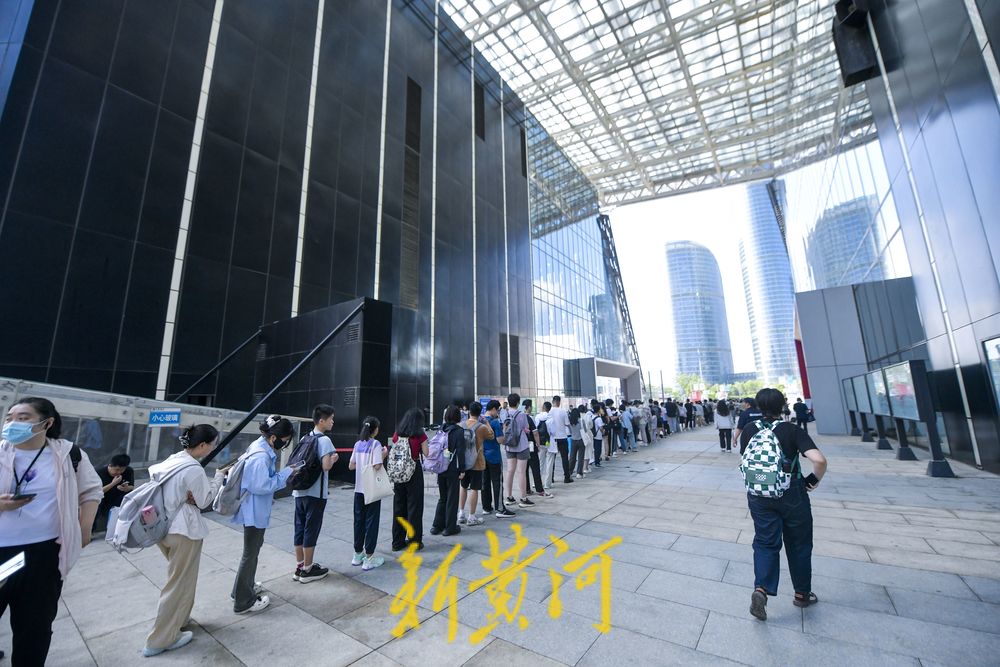 早到两小时站队等候 暑期首日图书馆迎来读书热