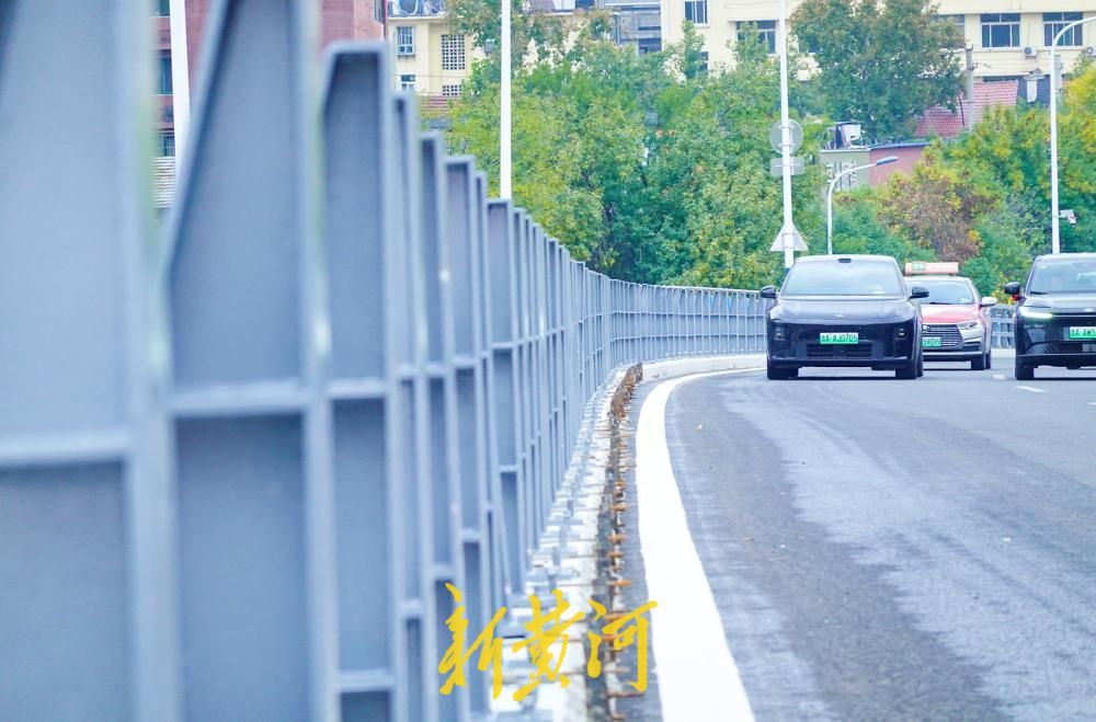 济南纬六路高架护栏上新，全面提升安全防护