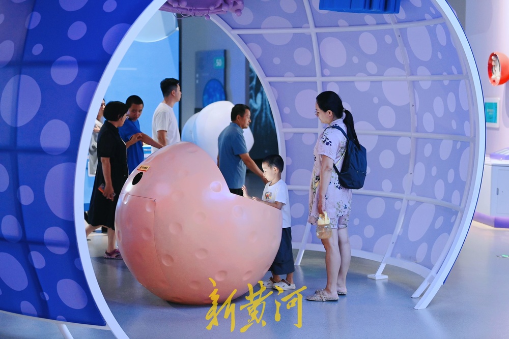 近距离感受科学魅力，山东科技馆成暑期热门打卡地