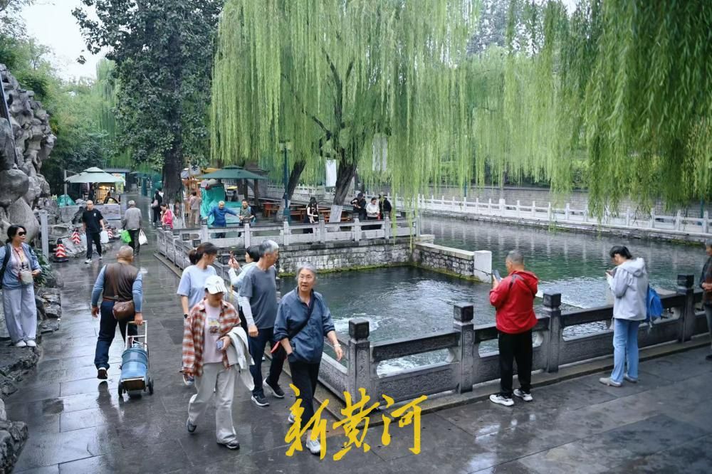 冷空气送秋意，泉城秋景醉游人