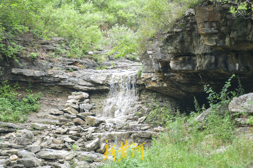 清泉石上流！雨后佛峪沟成戏水觅清凉的好去处