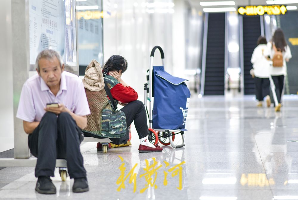 35℃+高温持续，济南市民地铁站内避暑纳凉