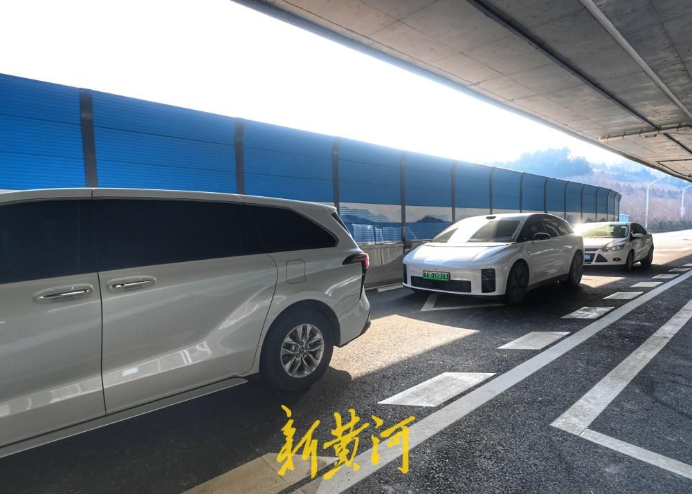 “微创手术”破解堵点，济南旅游路二环东路交叉口新增专用右转车道