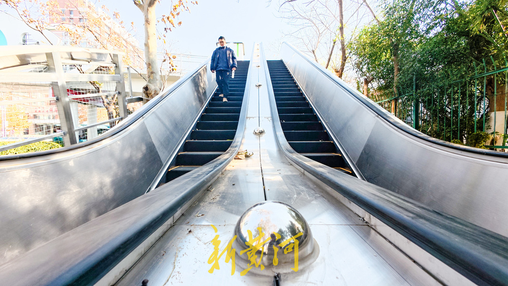 经十路泉城公园段过街天桥增电梯加盲道 市民过街“无障碍”